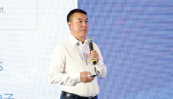 甘肃退伍老兵，抱紧黄仁勋，狂揽上千亿