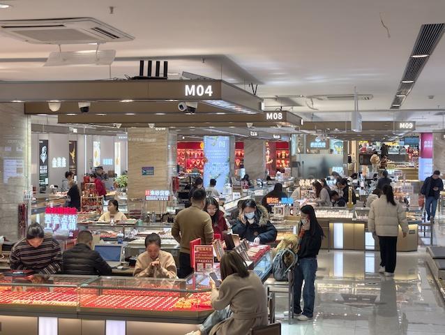 现场调查!“淘铜”狂热时有商户日销百条,水贝商场紧急降温背后:一场被社交平台点燃的百元投机游戏 现场调查!“淘铜”狂热时有商户日销百条,水贝商场紧急降温背后:一场被社交平台点燃的百元投机游戏