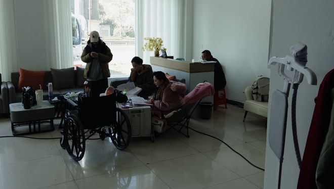 为了日薪五千的演员梦，退休老人交五万学费：揭开“短剧缺爸妈”的培训套路