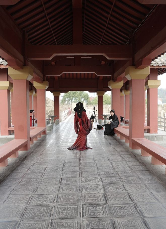 为了日薪五千的演员梦，退休老人交五万学费：揭开“短剧缺爸妈”的培训套路