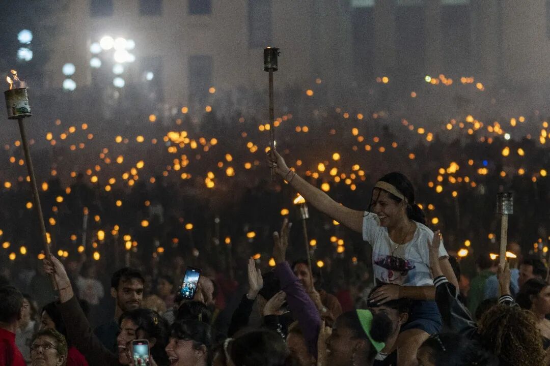 特朗普宣布国家紧急状态，威胁对向古巴提供石油的国家加征关税！他还对加拿大放话：若不纠正，对其飞机加征50%关税