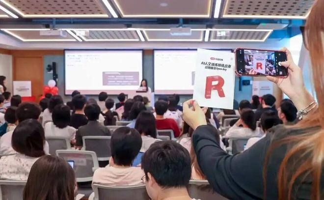 时薪千元挖大厂前员工教会AI后一脚踹开，“多少数据公司正在把高级牛马当饲料榨干”