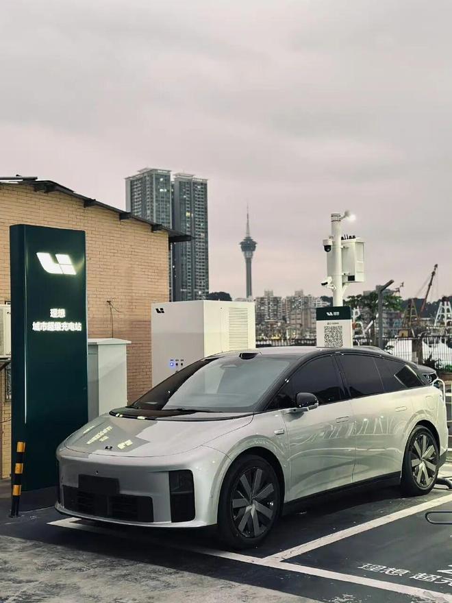 首次跌出销量榜前三，理想为什么输给“小理想”？