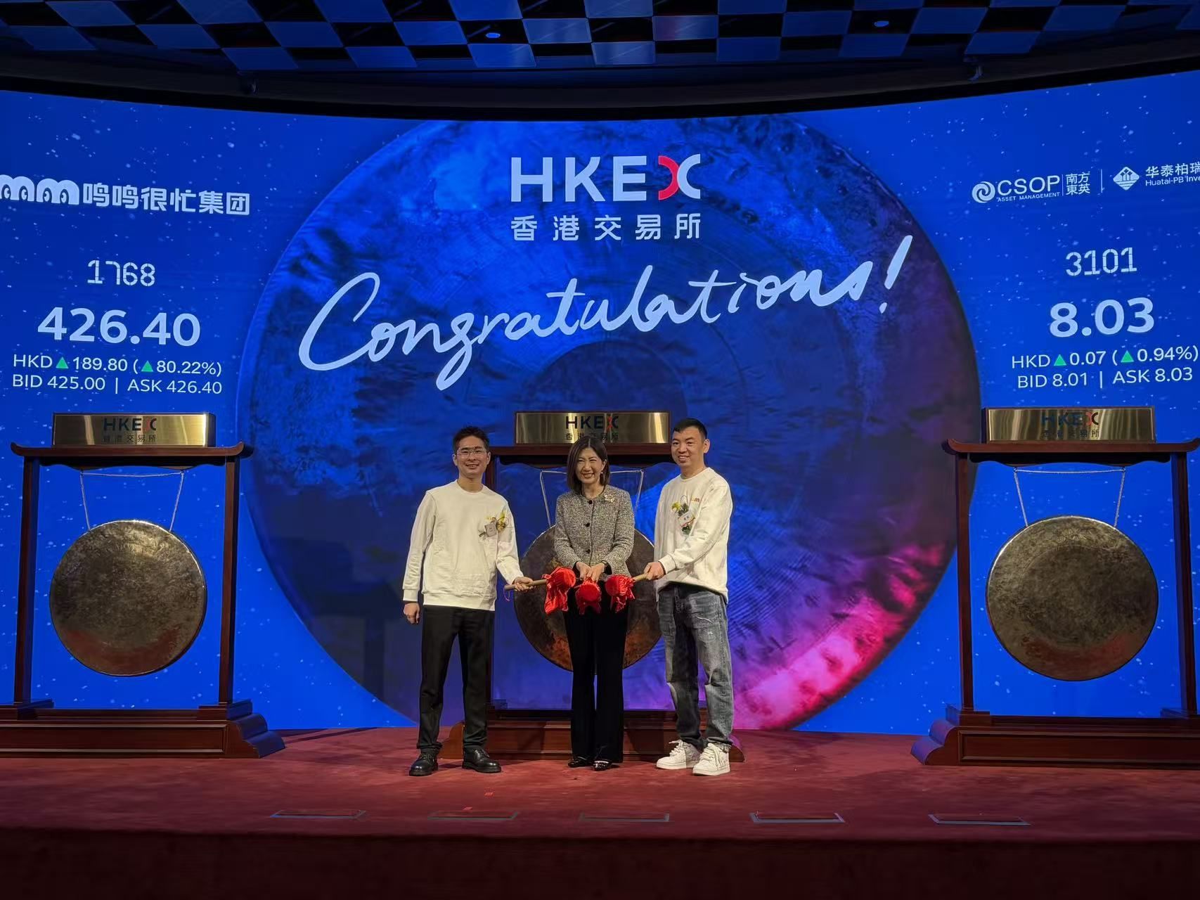 卫衣、牛仔裤、休闲鞋，鸣鸣很忙董事长晏周登台敲锣时“松弛感”拉满，首日市值已突破860亿港元