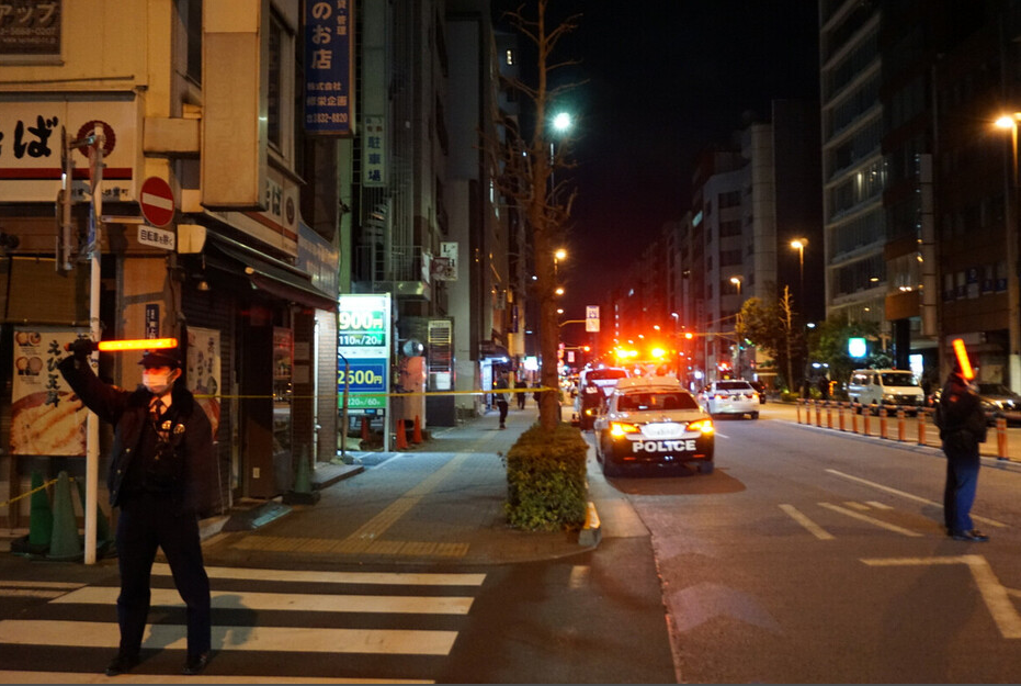 东京街头发生巨额抢劫案，4.2亿日元现金被劫！5名受害人自称运钞员，其中2人为中国人，警方：抢劫团伙用辣椒喷雾