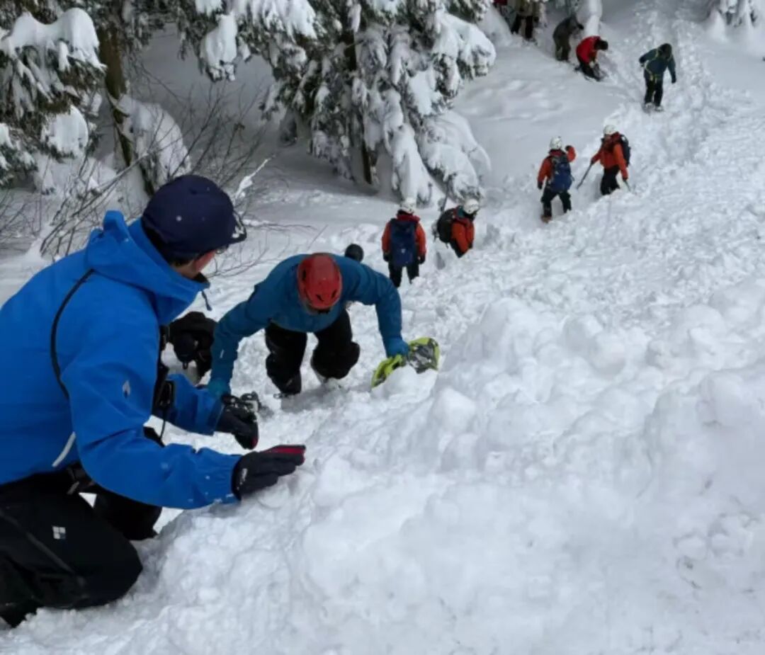 惊险20小时！6名中国游客被困日本“死亡谷”，挖雪洞自救，暴雪中度过一夜！救援者：天气恶劣搜救难度大，“滑野雪”更应做好准备