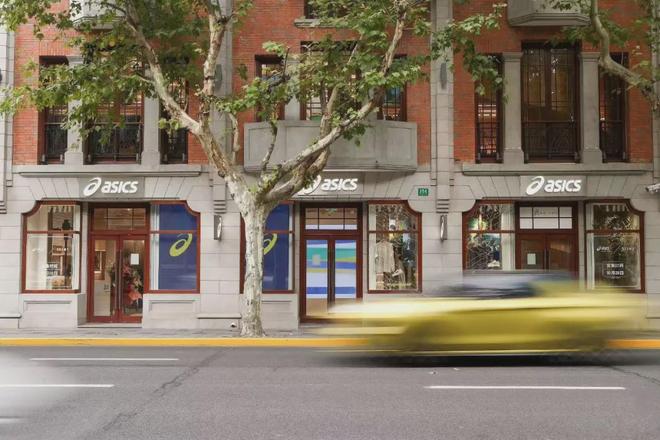 一年吸金330亿，低调跑鞋卖爆中国